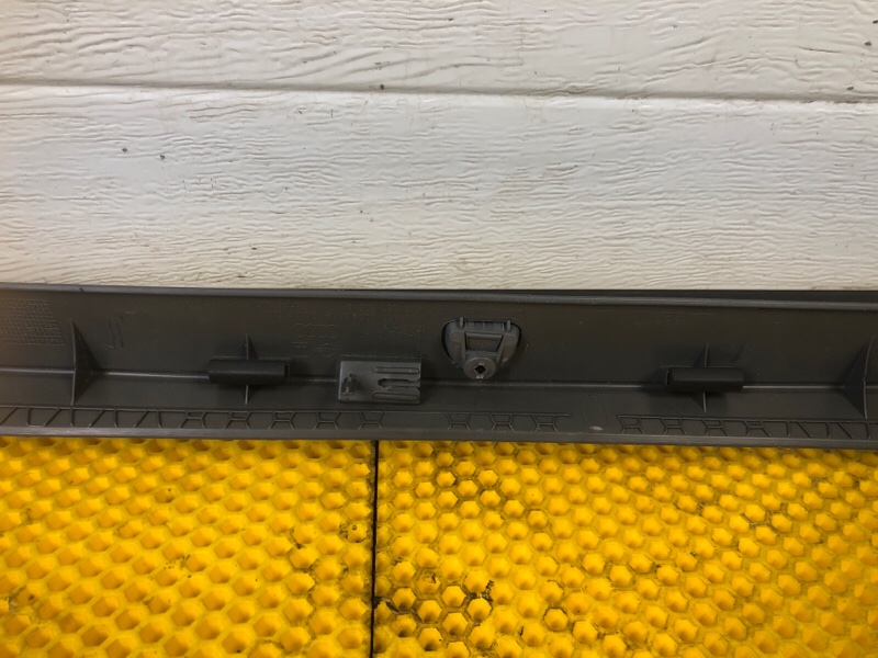 Обшивка крышки багажника Audi Q7 2014 4LB