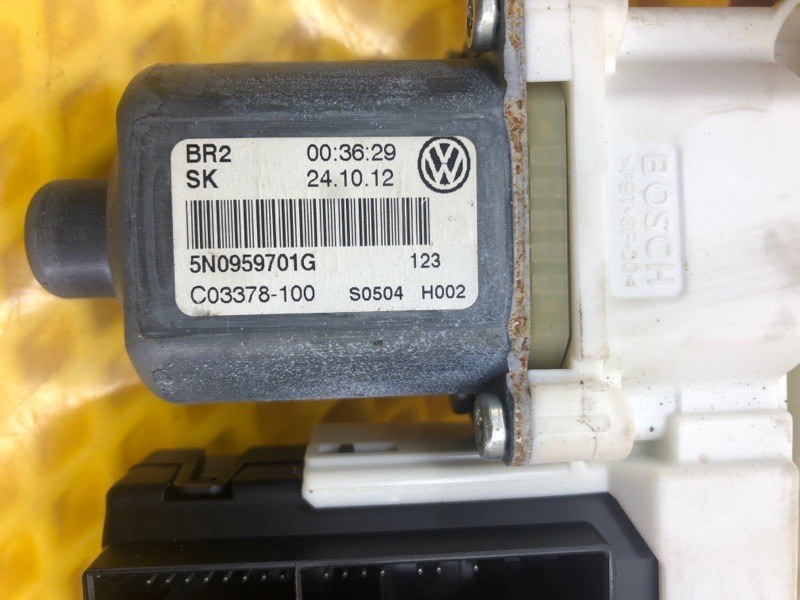 Моторчик стеклоподъемника передней левой двери Volkswagen Tiguan