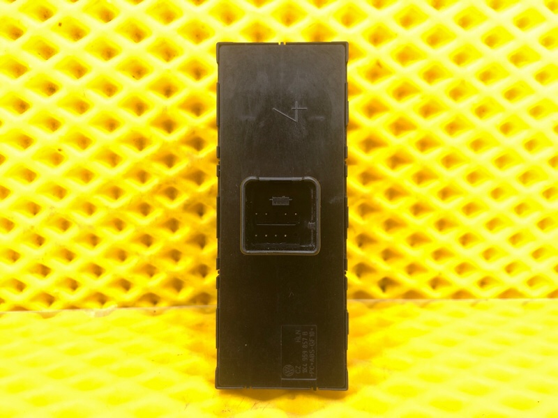 Кнопка стеклоподъемника передней двери Volkswagen Tiguan