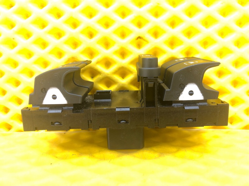 Кнопка стеклоподъемника передней двери Volkswagen Tiguan