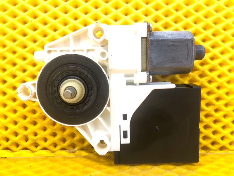 Моторчик стеклоподъемника передней правой двери Volkswagen Tiguan