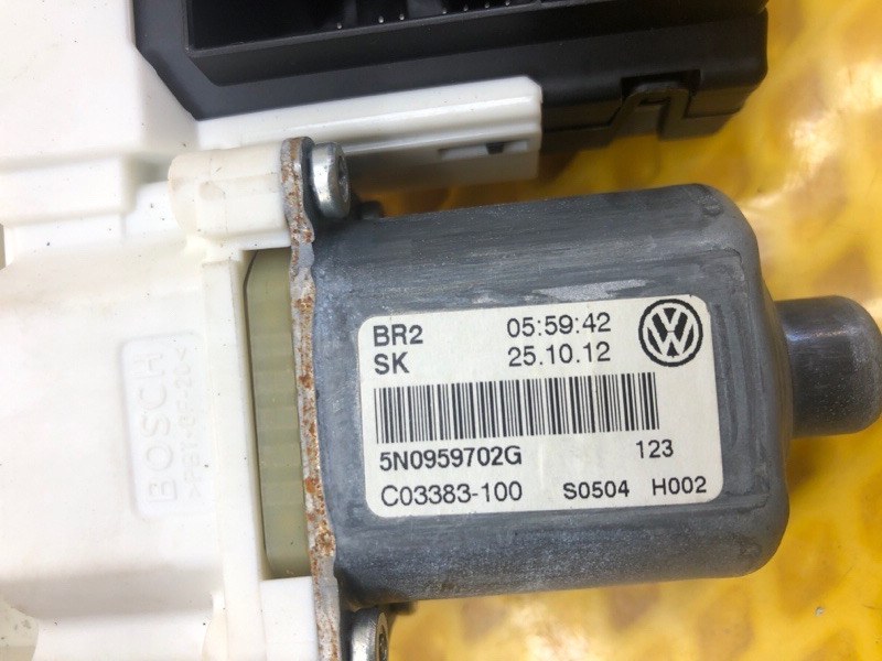 Моторчик стеклоподъемника передней правой двери Volkswagen Tiguan