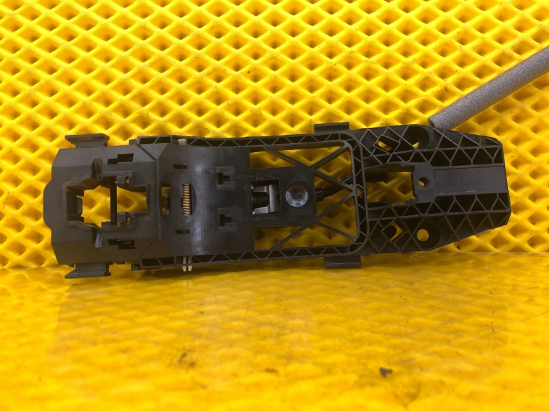 Кронштейн ручки двери передней левой Volkswagen Tiguan