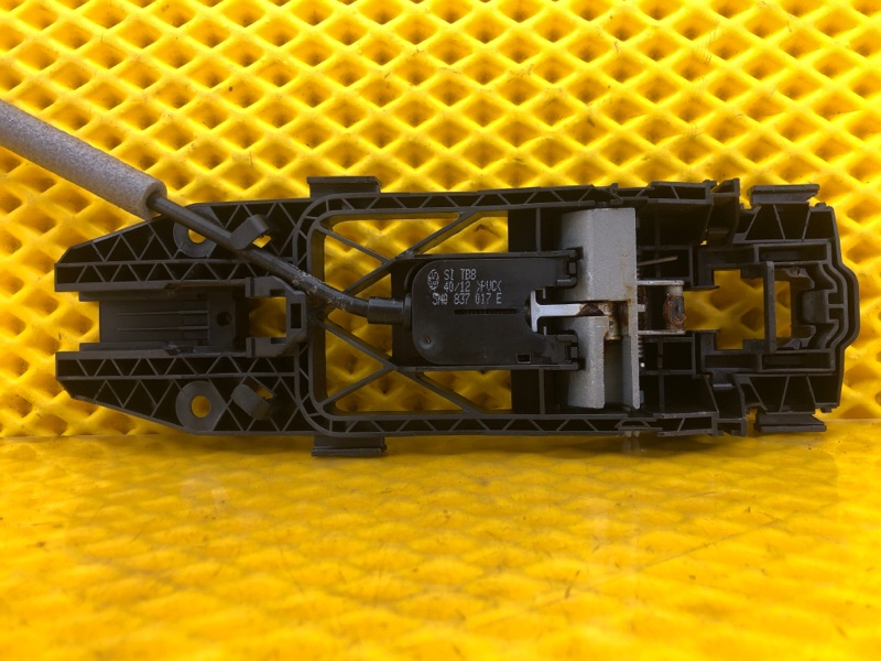 Кронштейн ручки двери передней левой Volkswagen Tiguan