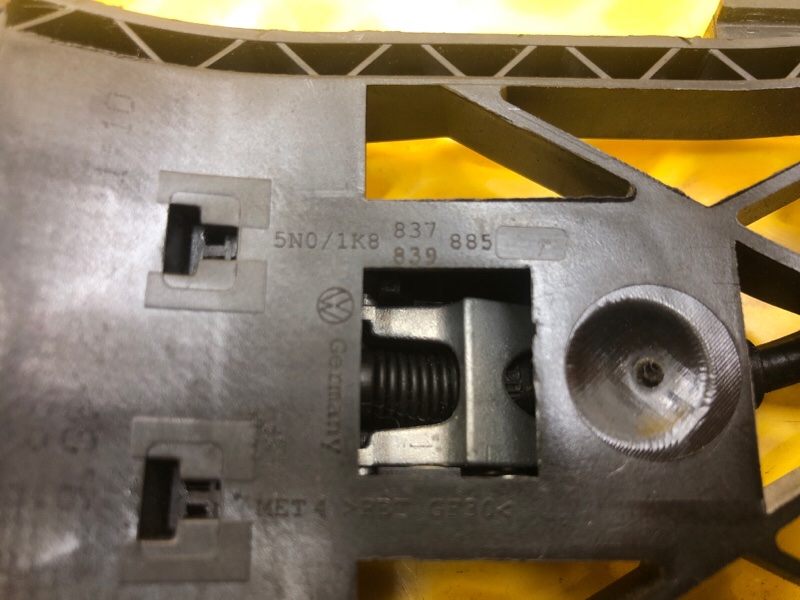 Кронштейн ручки двери передней левой Volkswagen Tiguan