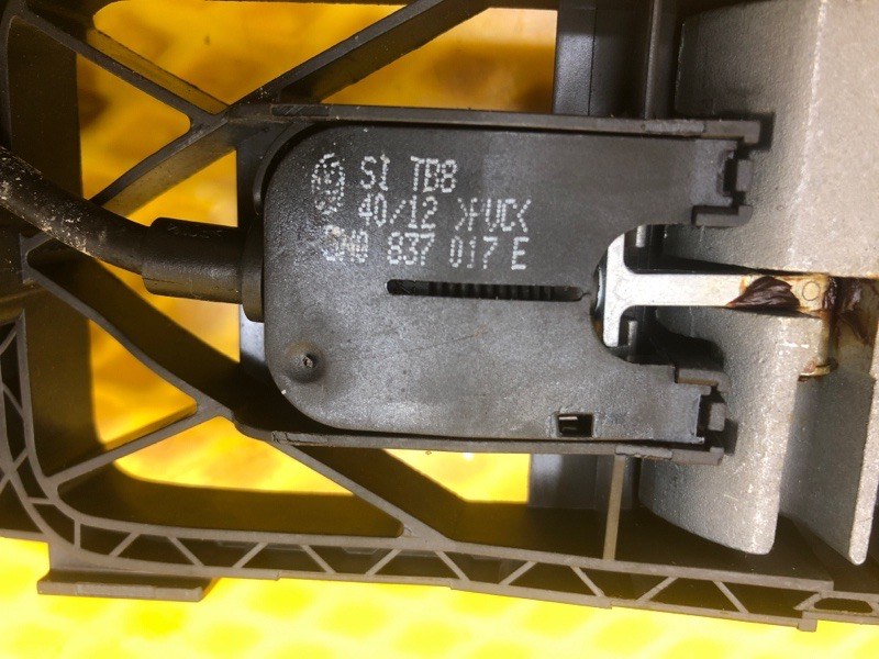 Кронштейн ручки двери передней левой Volkswagen Tiguan