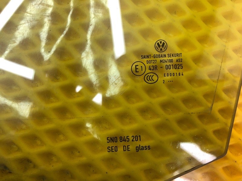 Стекло двери Volkswagen Tiguan