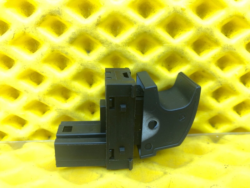 Кнопка стеклоподъемника передней двери Volkswagen Tiguan