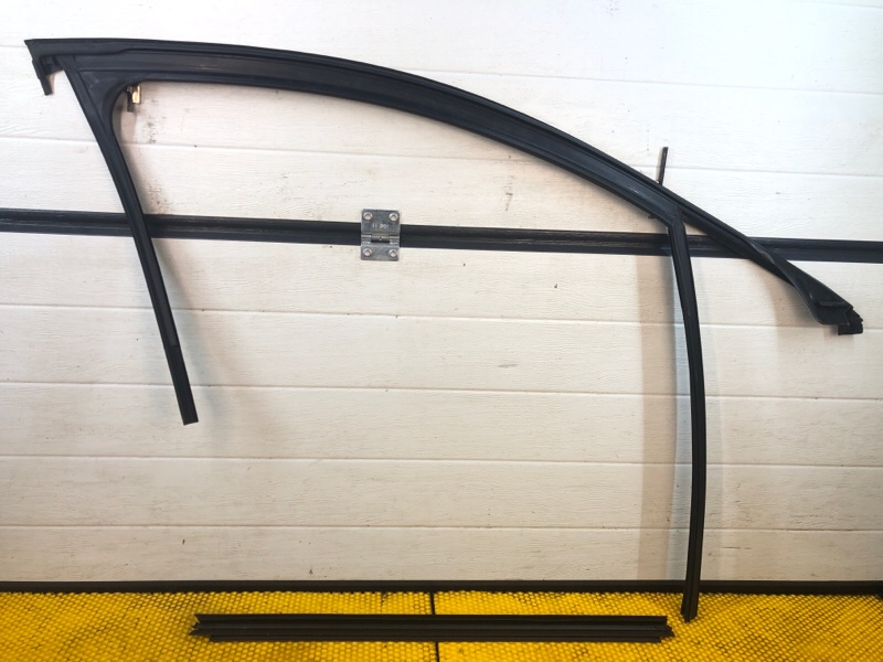 Уплотнитель стекла двери Mercedes-Benz S-Class 2014 W222