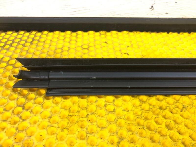 Уплотнитель стекла двери Mercedes-Benz S-Class 2014 W222