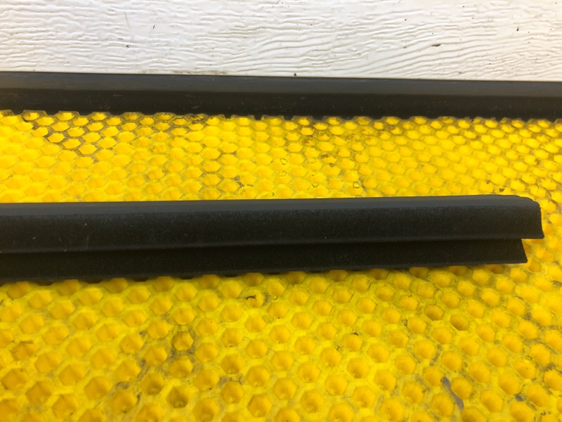 Уплотнитель стекла двери Mercedes-Benz S-Class 2014 W222