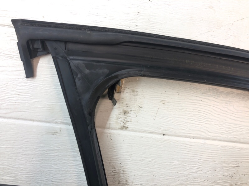 Уплотнитель стекла двери Mercedes-Benz S-Class 2014 W222