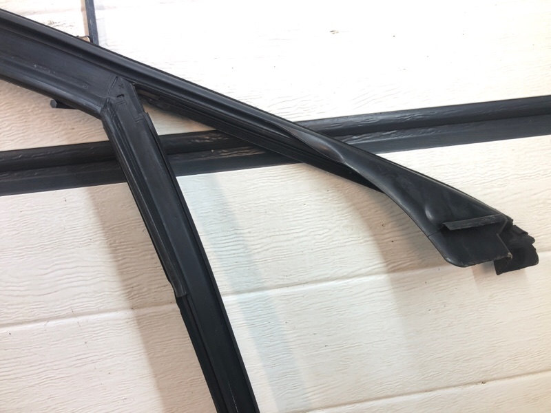 Уплотнитель стекла двери Mercedes-Benz S-Class 2014 W222