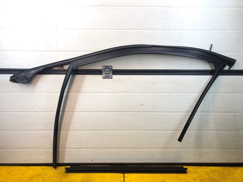 Уплотнитель стекла двери Mercedes-Benz S-Class 2014 W222