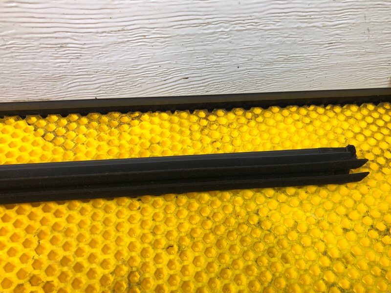 Уплотнитель стекла двери Mercedes-Benz S-Class 2014 W222