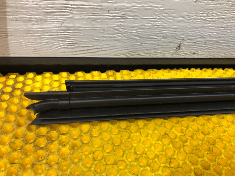 Уплотнитель стекла двери Mercedes-Benz S-Class 2014 W222