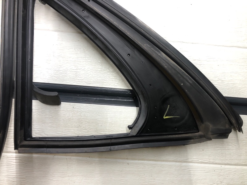 Уплотнитель стекла двери Mercedes-Benz S-Class 2014 W222