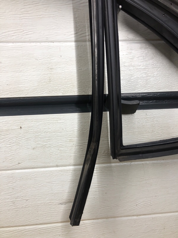 Уплотнитель стекла двери Mercedes-Benz S-Class 2014 W222