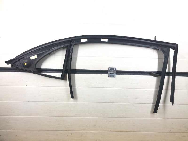 Уплотнитель стекла двери Mercedes-Benz S-Class 2014 W222