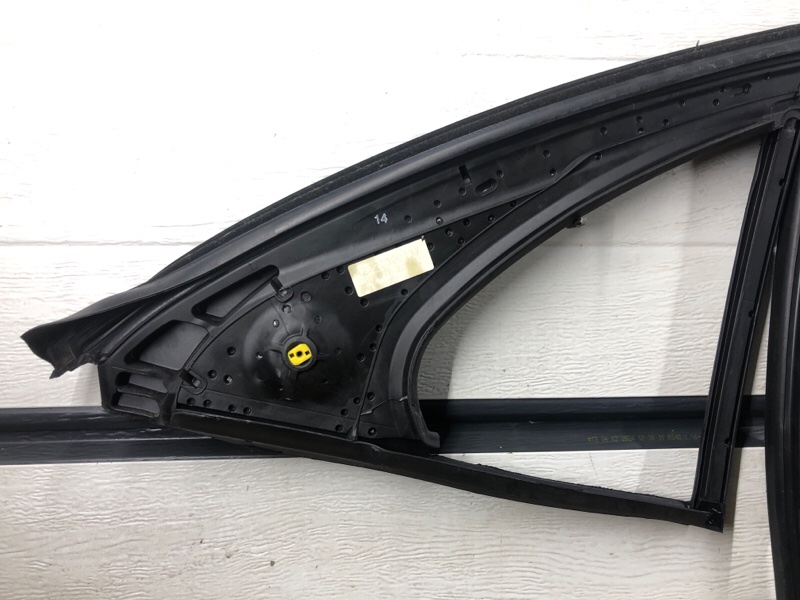 Уплотнитель стекла двери Mercedes-Benz S-Class 2014 W222