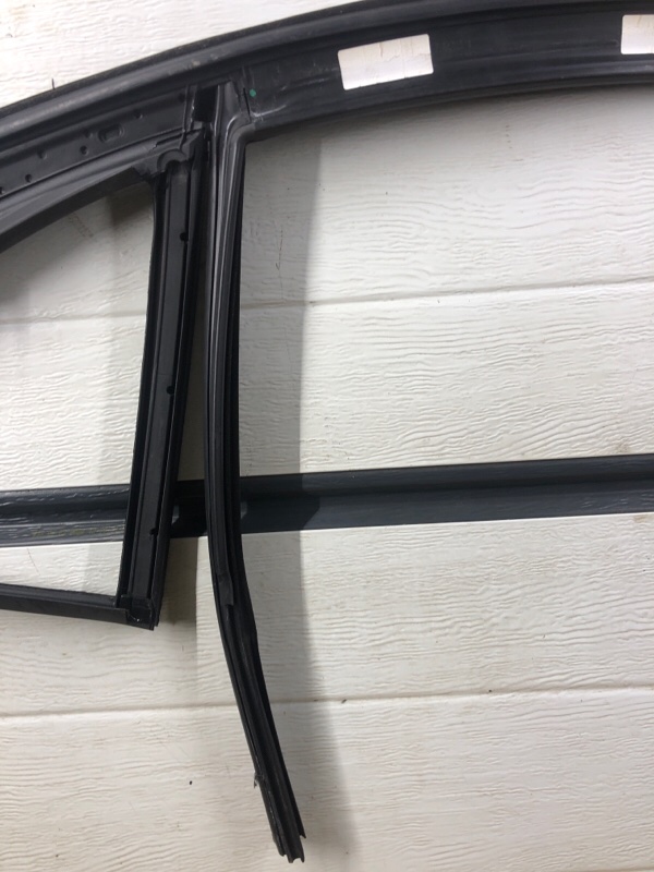 Уплотнитель стекла двери Mercedes-Benz S-Class 2014 W222