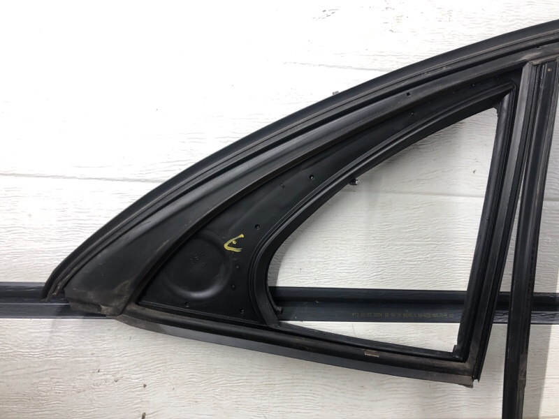 Уплотнитель стекла двери Mercedes-Benz S-Class 2014 W222