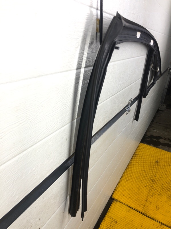 Уплотнитель стекла двери Mercedes-Benz S-Class 2014 W222