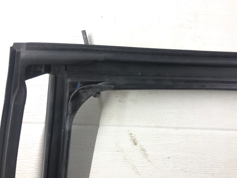 Уплотнитель стекла двери Mercedes-Benz S-Class 2014 W222