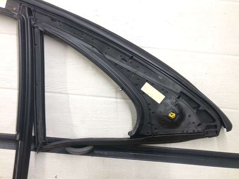 Уплотнитель стекла двери Mercedes-Benz S-Class 2014 W222