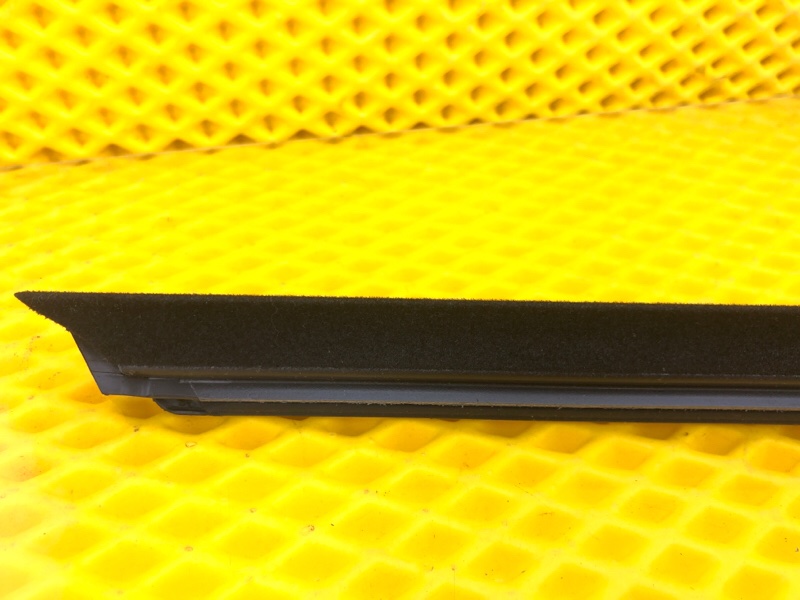 Уплотнитель стекла двери Mercedes-Benz S-Class 2014 W222