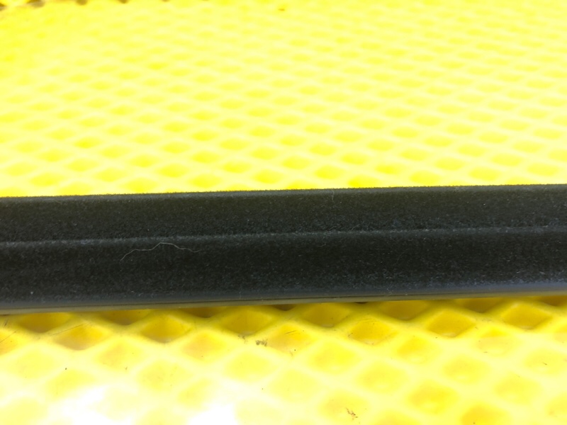 Уплотнитель стекла двери Mercedes-Benz S-Class 2014 W222