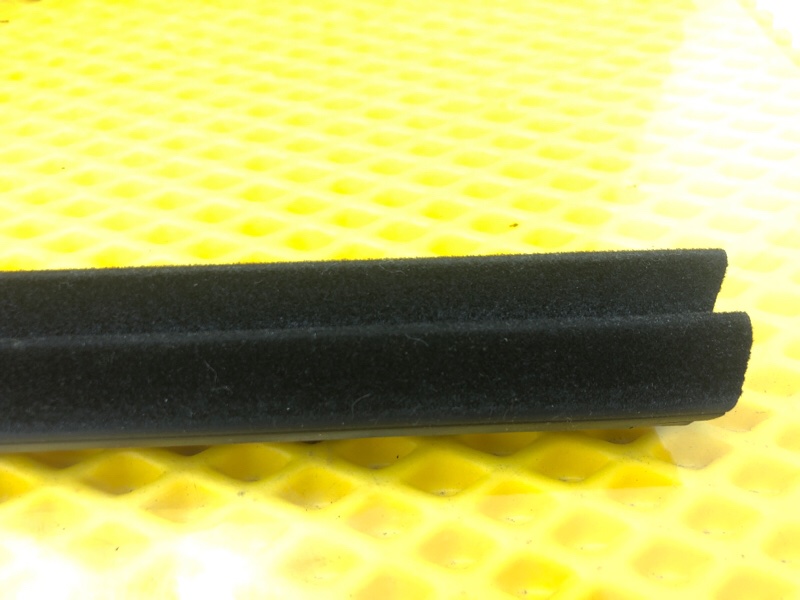 Уплотнитель стекла двери Mercedes-Benz S-Class 2014 W222