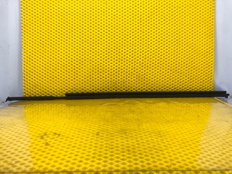 Уплотнитель стекла двери Mercedes-Benz S-Class 2014 W222