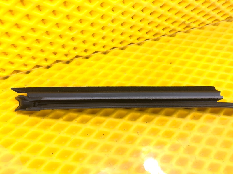 Уплотнитель стекла двери Mercedes-Benz S-Class 2014 W222