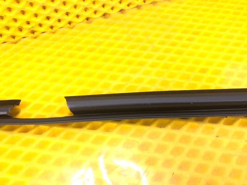 Уплотнитель стекла двери Mercedes-Benz S-Class 2014 W222