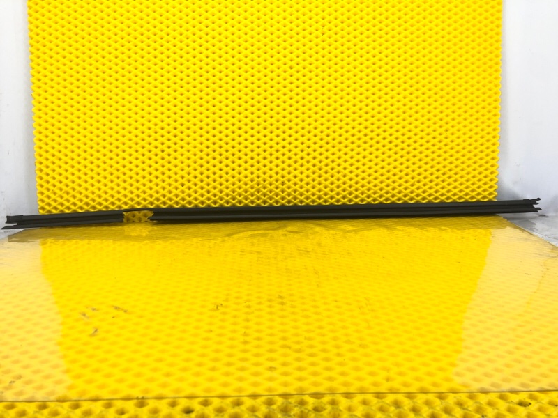 Уплотнитель стекла двери Mercedes-Benz S-Class 2014 W222