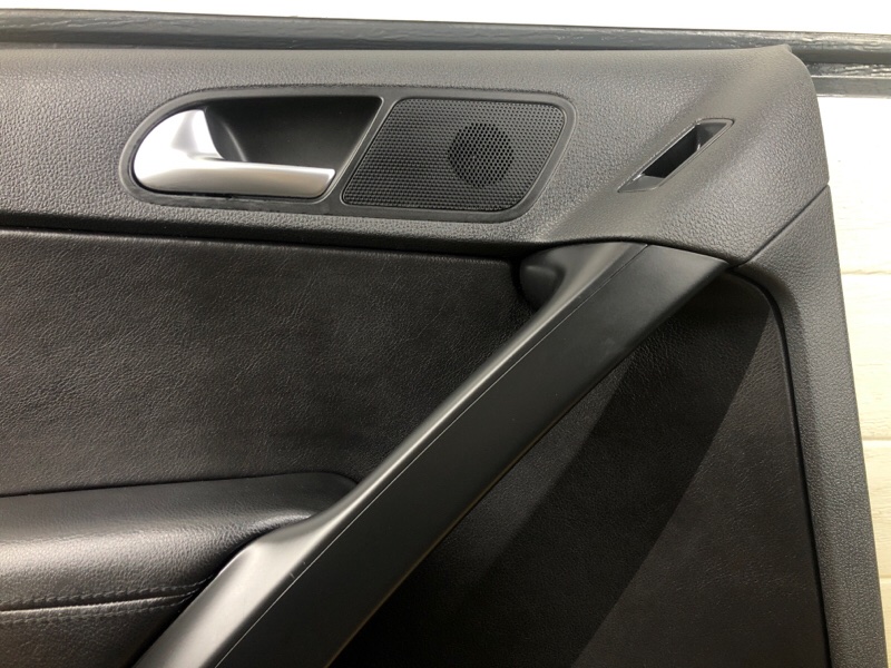 Обшивка двери задней левой Volkswagen Tiguan 2013 5N1