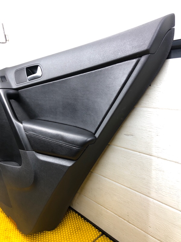 Обшивка двери (карта) Volkswagen Tiguan 2013 5N1