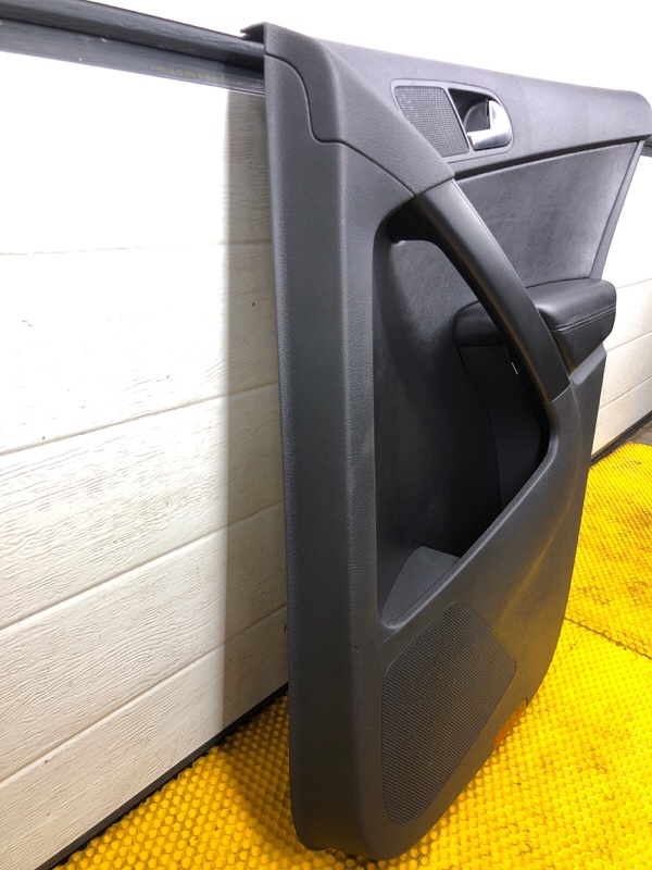 Обшивка двери (карта) Volkswagen Tiguan 2013 5N1