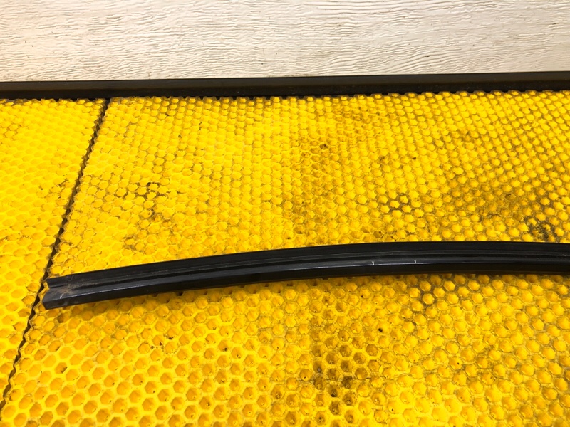 Молдинг стекла Mercedes-Benz E-Class 15.04.1998 W210