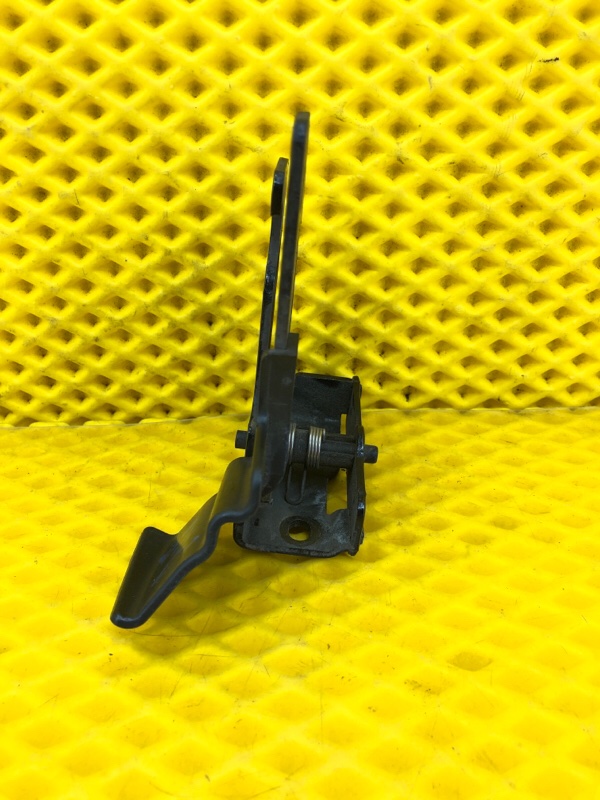 Крюк замка капота Mercedes-Benz S-Class 2014 W222