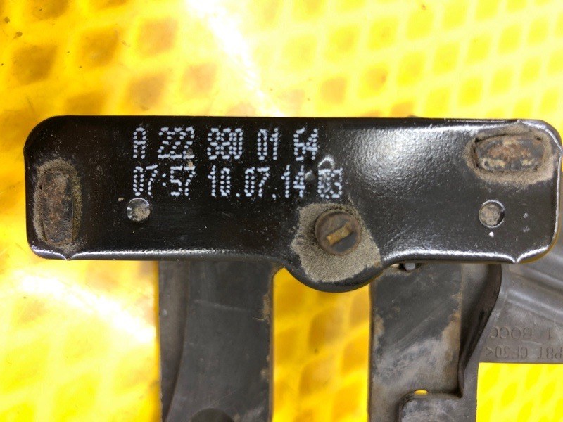 Крюк замка капота Mercedes-Benz S-Class 2014 W222