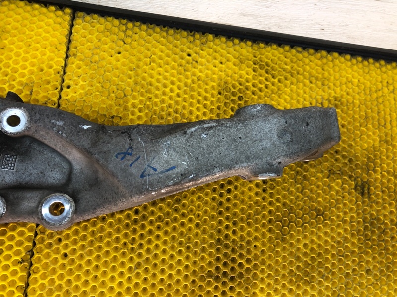 Кулак передний правый Mercedes-Benz S-Class 2014 W222