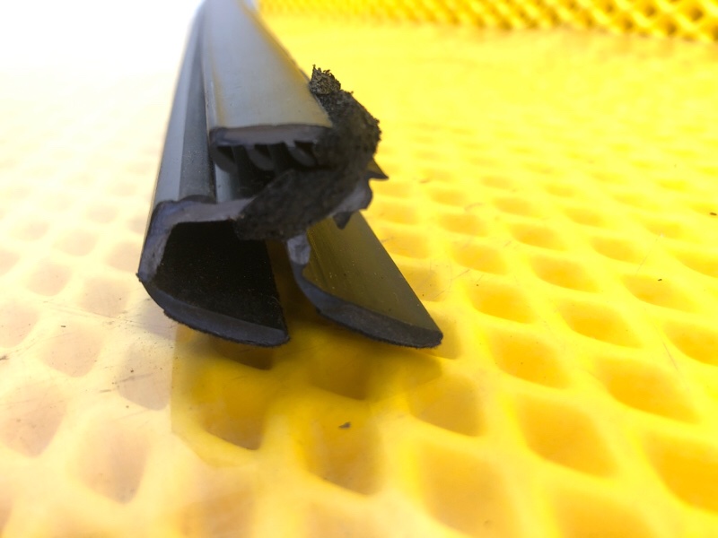 Уплотнитель двери передней правой Omoda C5 2023