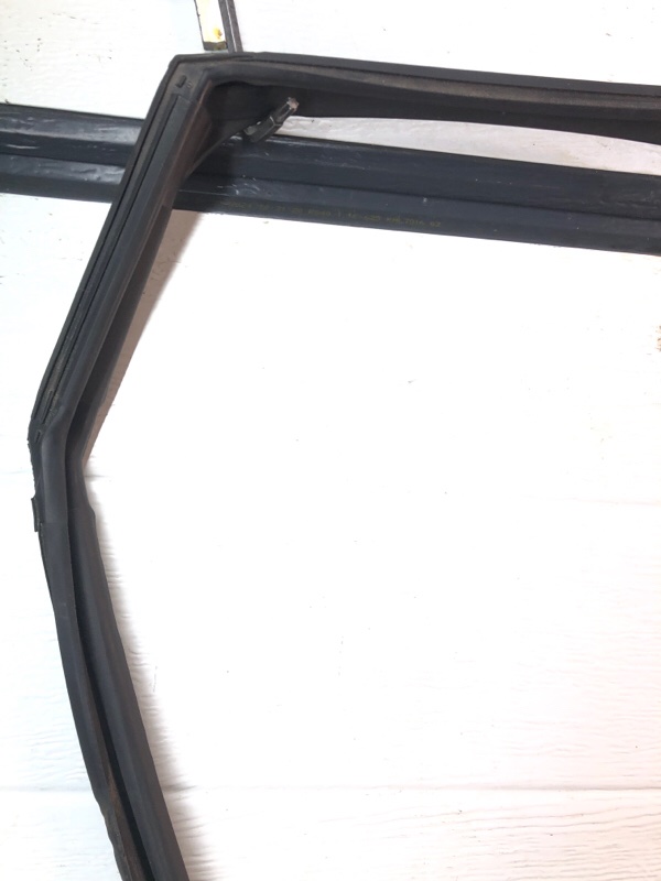 Уплотнитель стекла двери Omoda C5 2023