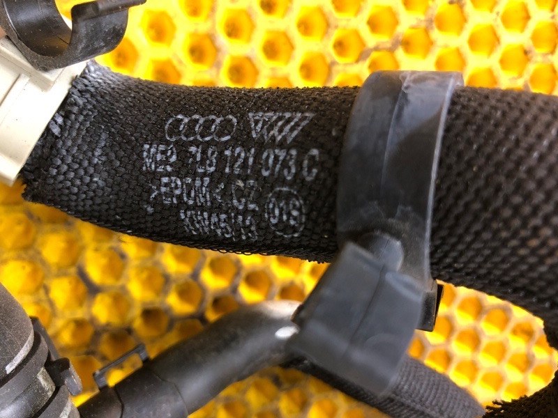 Патрубок системы охлаждения Audi Q7 2014 4LB