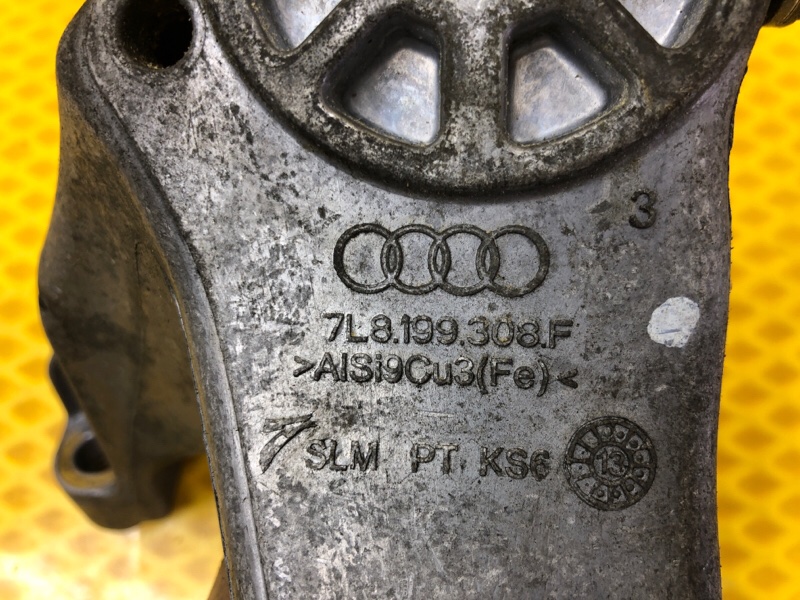 Кронштейн двигателя правый Audi Q7 2014 4LB