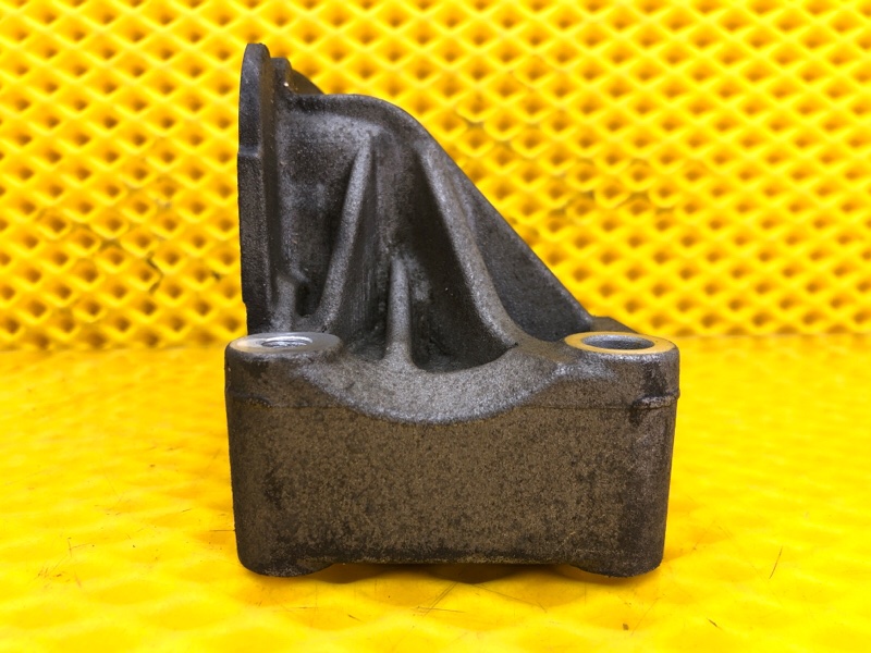 Кронштейн генератора Audi Q7 2014 4LB