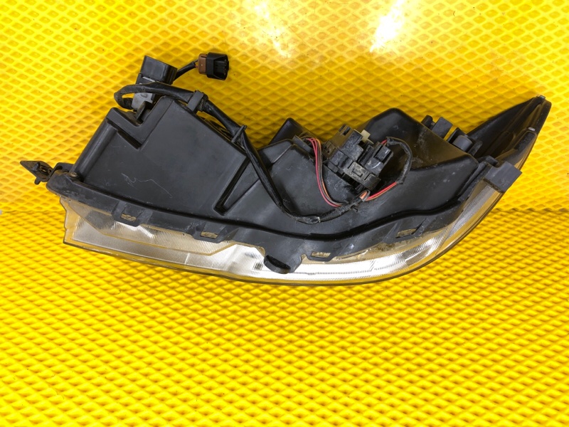 Фара Subaru Levorg