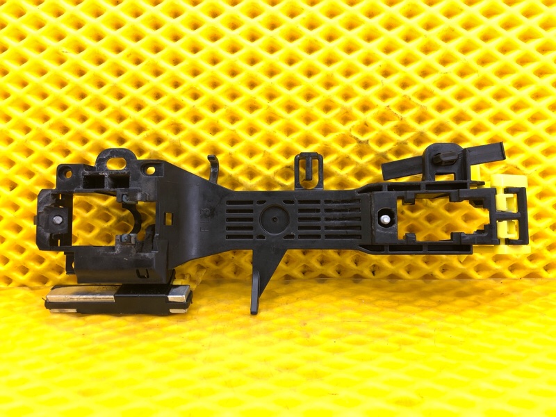 Кронштейн ручки двери передней левой Subaru Levorg